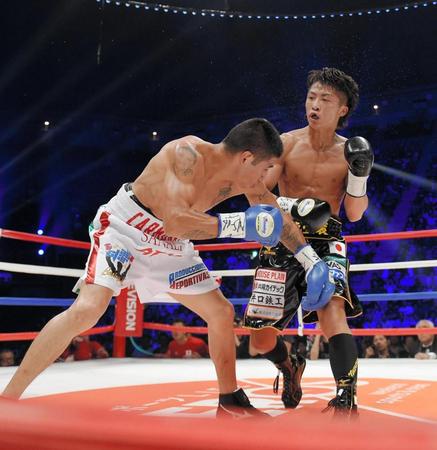 ３Ｒ、パンチを出す井上尚。左はカルモナ＝有明コロシアム（撮影・堀内翔）