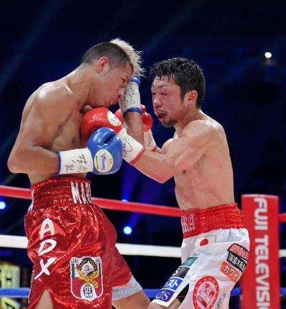 ８Ｒ、パンチを出す八重樫東。左はテクアペトラ＝有明コロシアム（撮影・堀内翔）