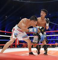 ３Ｒ、パンチを出す井上尚。左はカルモナ＝有明コロシアム（撮影・堀内翔）