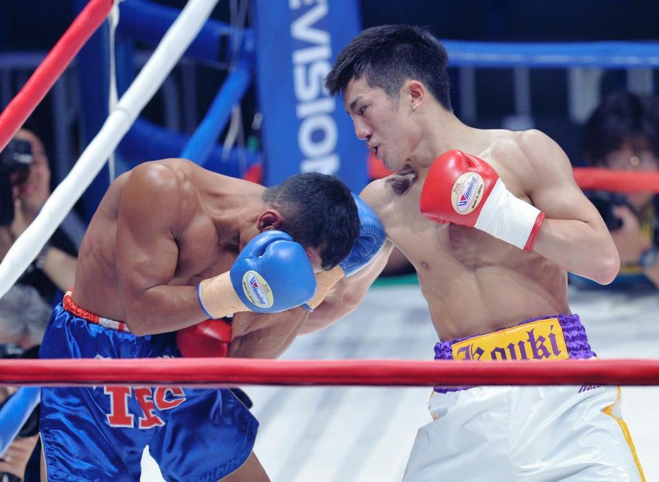 強烈な右フックでビモ・ジャガーをダウンさせた井上浩樹（右）＝有明コロシアム（撮影・西岡正）