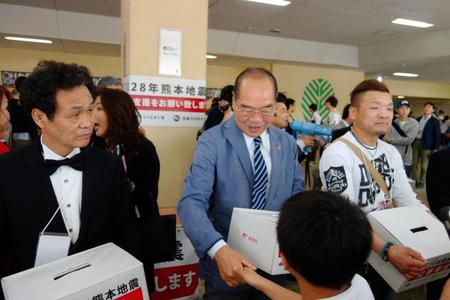 　募金箱を持ち協力を呼びかける（左から）張正九氏、ガッツ石松氏、川嶋勝重氏