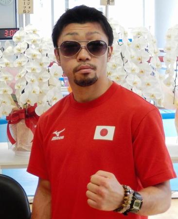 王座防衛成功から一夜明け会見に臨む八重樫東