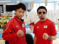 王座防衛成功から一夜明け会見に臨む井上尚弥（左）と八重樫東