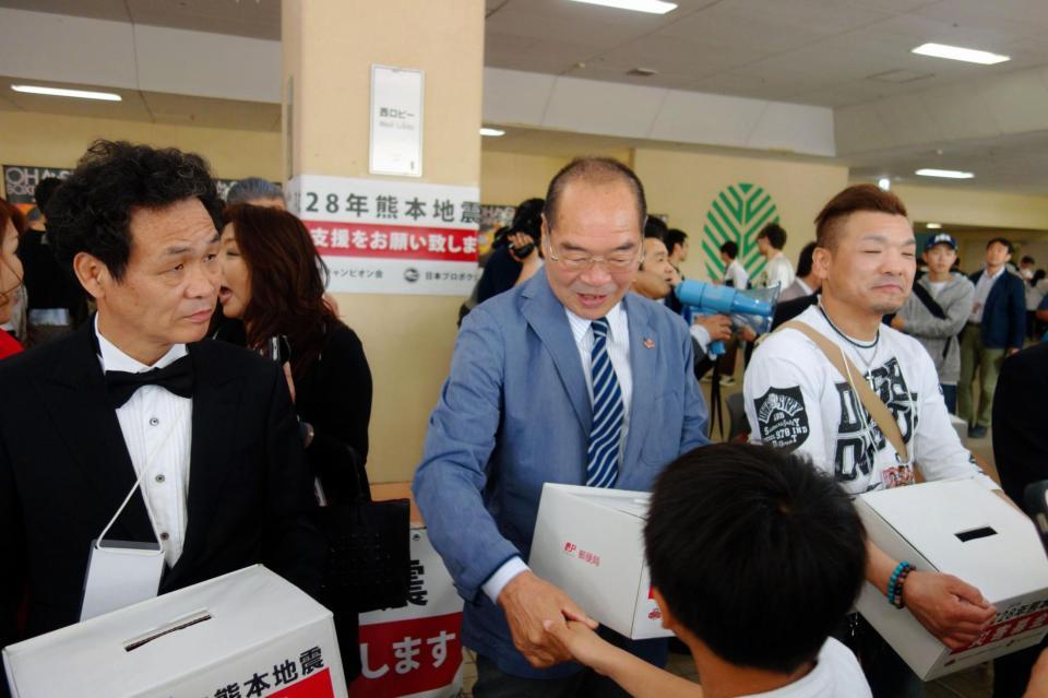 　募金箱を持ち協力を呼びかける（左から）張正九氏、ガッツ石松氏、川嶋勝重氏