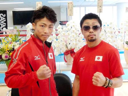 　王座防衛成功から一夜明け会見に臨む井上尚弥（左）と八重樫東