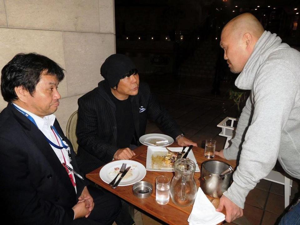 大仁田（中央）と山近代表（左）の打ち合わせに乱入した長井＝都内