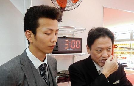 和気慎吾（左）とプロモーターの金平桂一郎協栄ジム会長