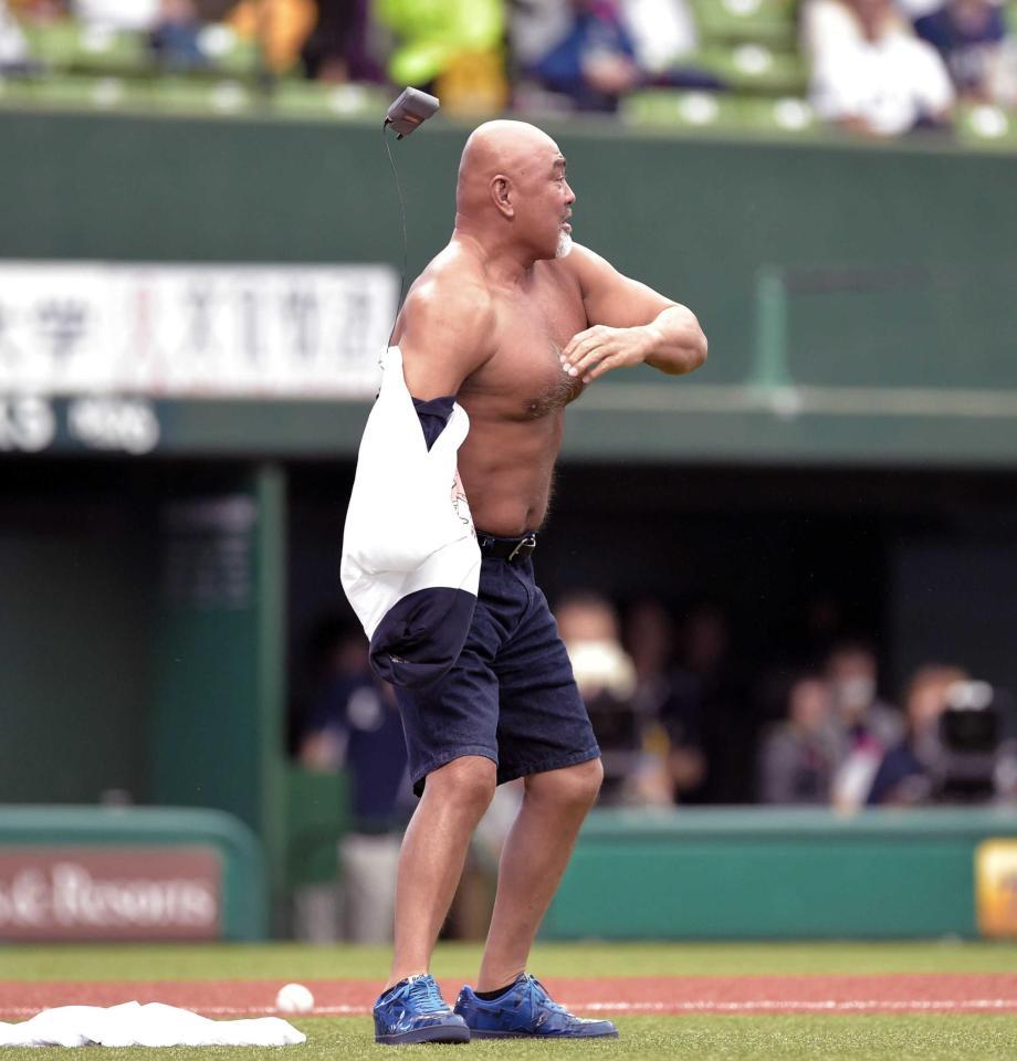 　初球を左肩に当てられた武藤はユニホームを脱いだ！