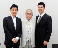 アマボクシング発展を誓う（右から）村田諒太、山根明日本ボクシング連盟会長、西村康稔衆議院議員