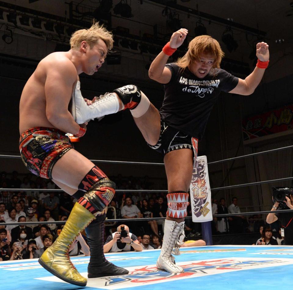 　オカダ・カズチカ（左）にキックを見舞う内藤哲也