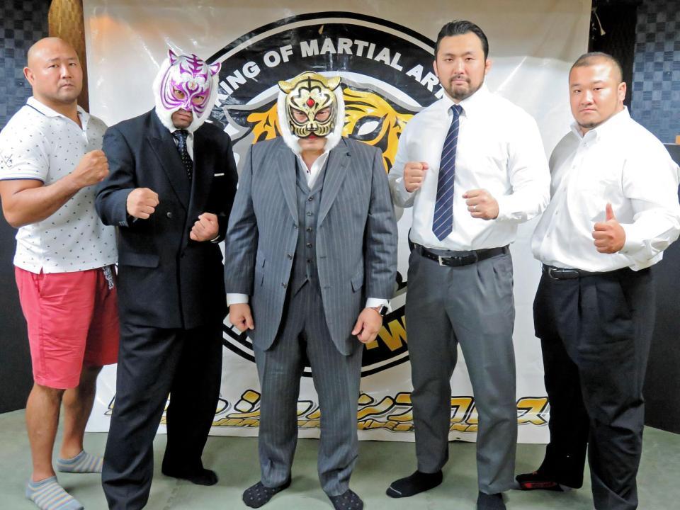 会見を行った（左から）大塚、スーパー・タイガー、初代タイガーマスク、鈴木、岡本