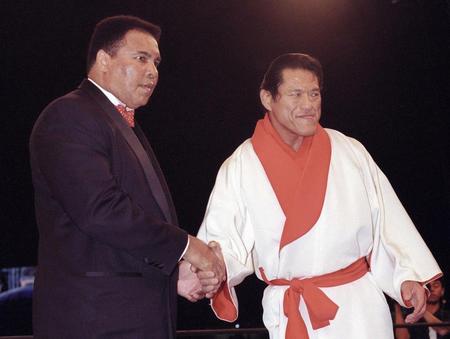 ９８年４月４日、アントニオ猪木（右）の引退興行に駆けつけたモハメド・アリ氏＝東京ドーム