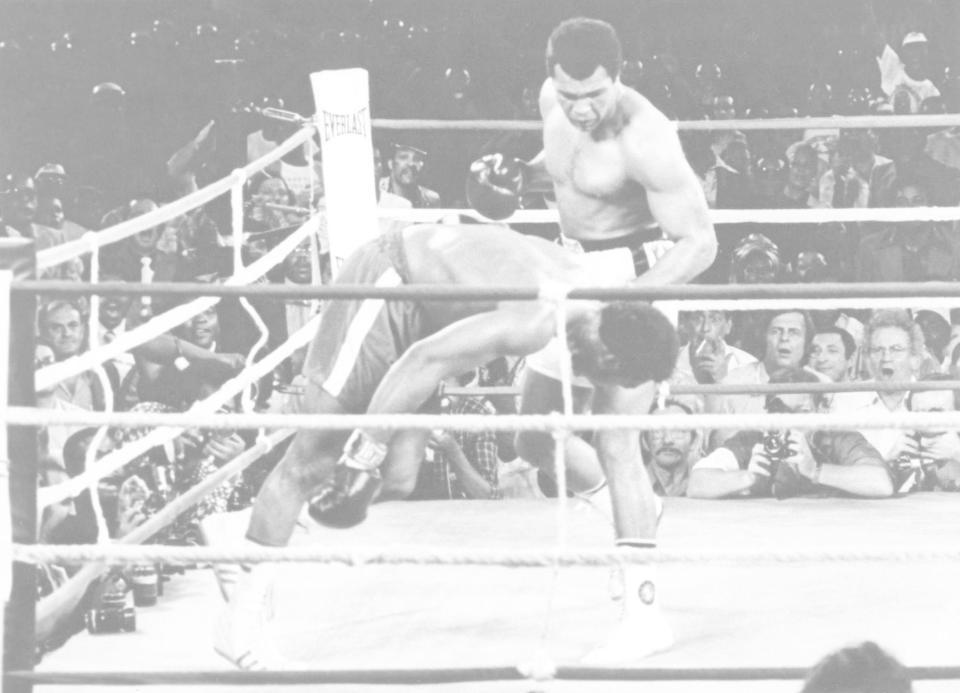 　１９７４年１０月　「キンシャサの奇跡」でジョージ・フォアマンにＫＯ勝ちしたアリ氏（右）（ＡＰ＝共同）