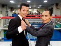 片岡鶴太郎氏（右）からプレゼントされたタキシード姿の和気慎吾