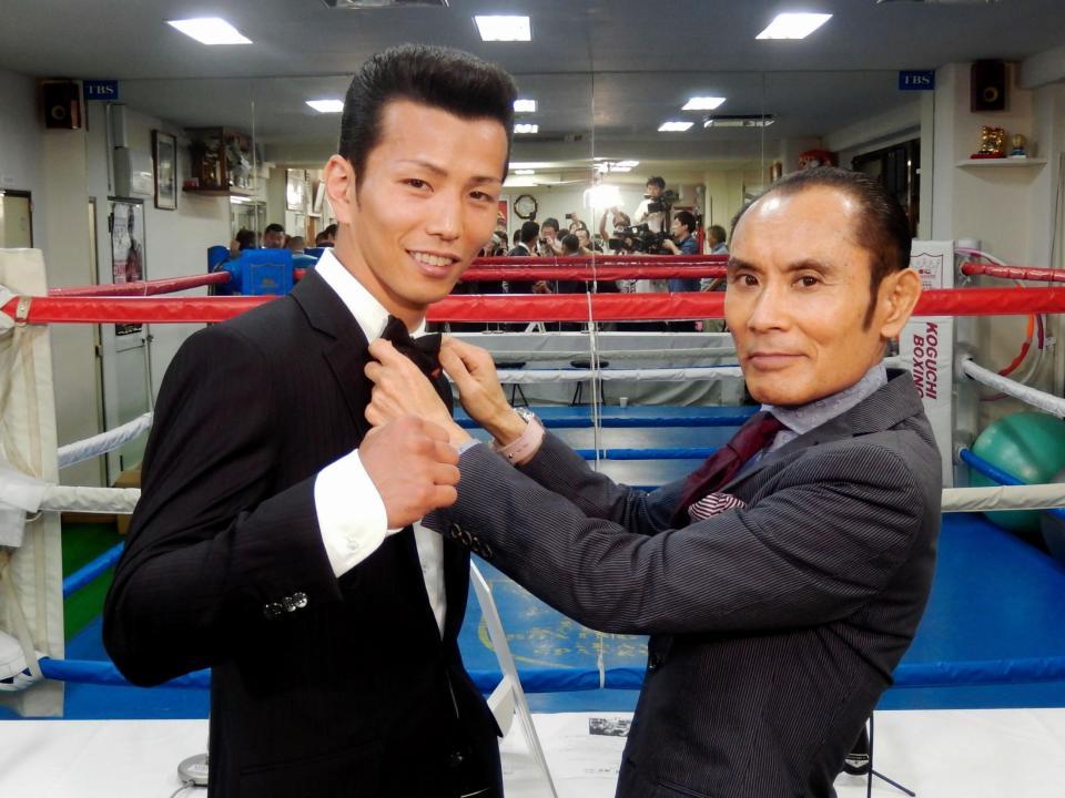 片岡鶴太郎氏（右）からプレゼントされたタキシード姿の和気慎吾