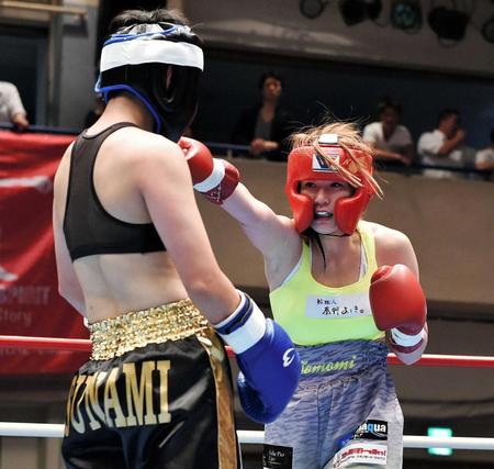 　天海ツナミ（左）に右ストレートを出す高野人母美