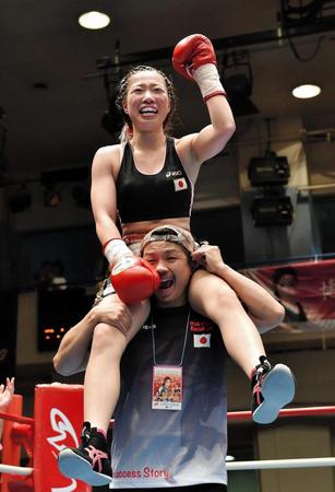 　ＫＯ勝利でトレーナーに肩車をされる黒木優子（撮影・園田高夫）