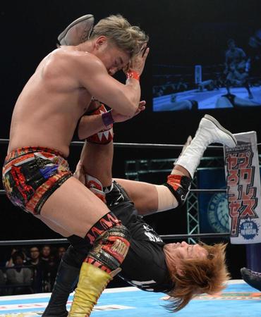 　オカダ・カズチカ（左）にキックを見舞う内藤哲也