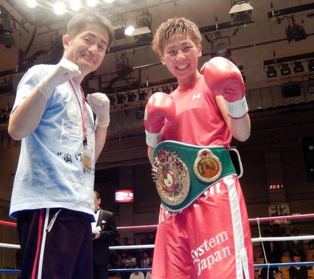 日本人女子初の東洋太平洋３階級制覇に成功した三好（右）と新田渉世会長