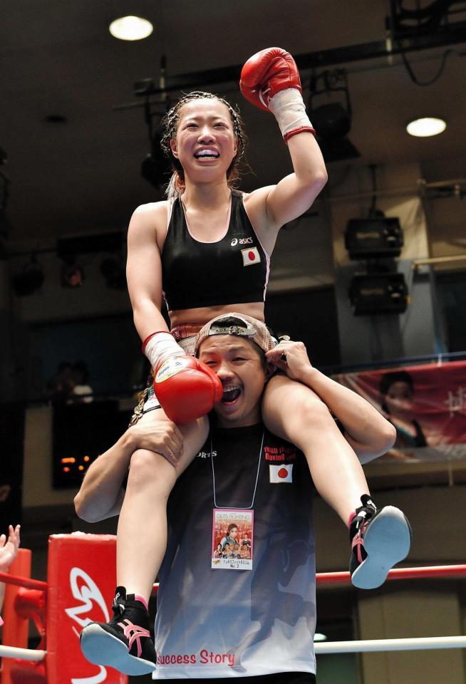 　ＫＯ勝利でトレーナーに肩車をされる黒木優子（撮影・園田高夫）