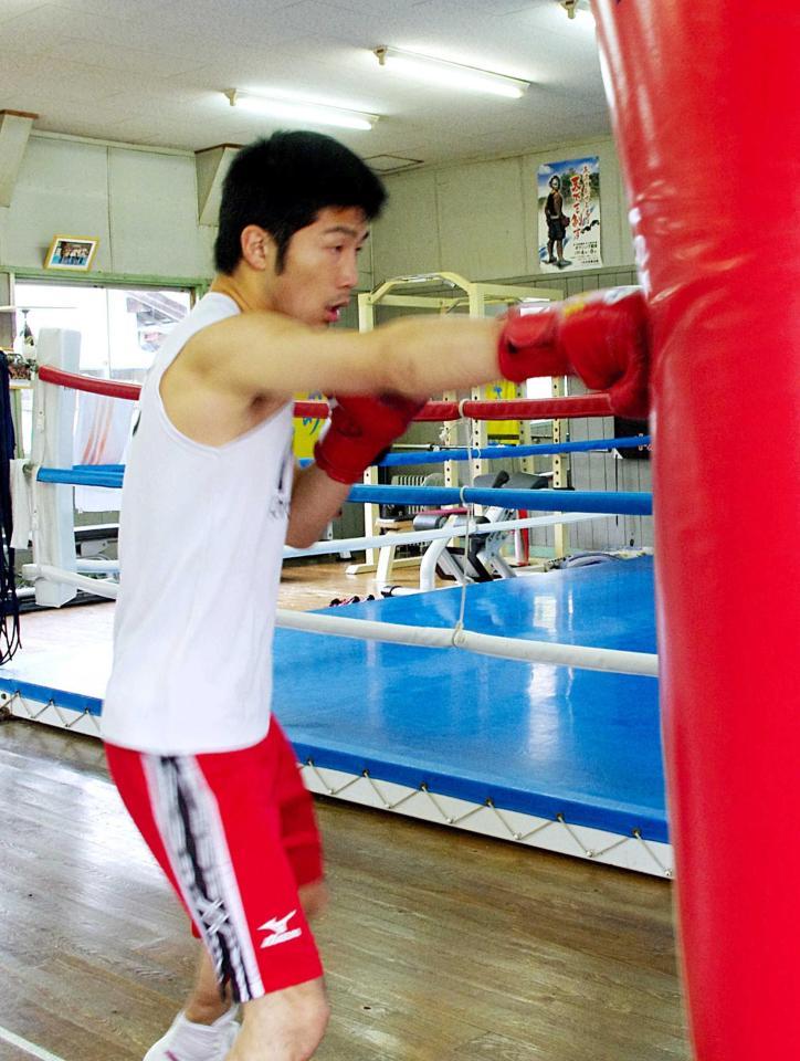 　練習でサンドバッグをたたく田中亮明