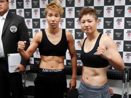 女子初の世界３階級制覇王者・藤岡（右）と挑戦者・真道