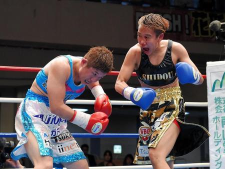 ９回、パンチを出す真道ゴー（右）＝後楽園ホール（撮影・堀内翔）