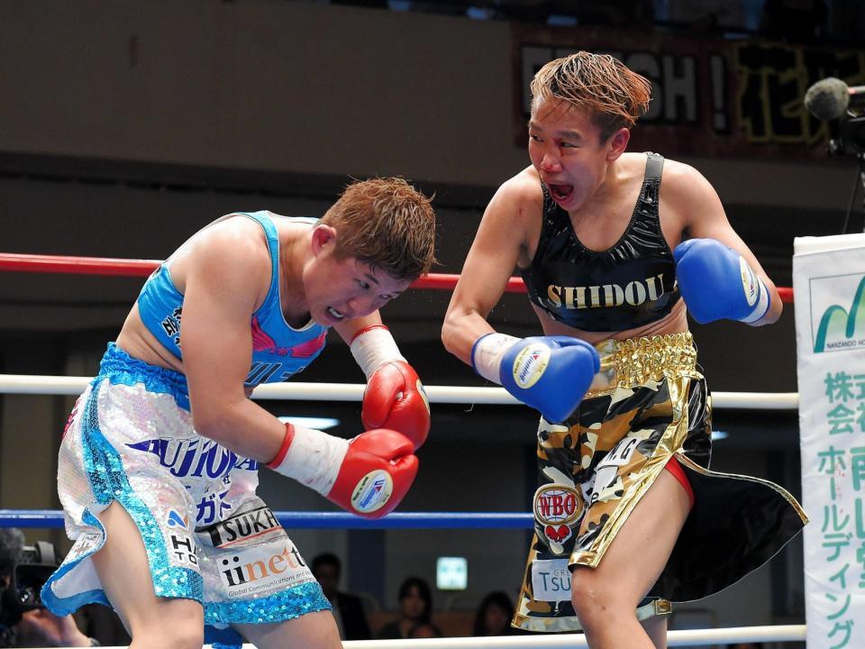 ９回、パンチを出す真道ゴー（右）＝後楽園ホール（撮影・堀内翔）