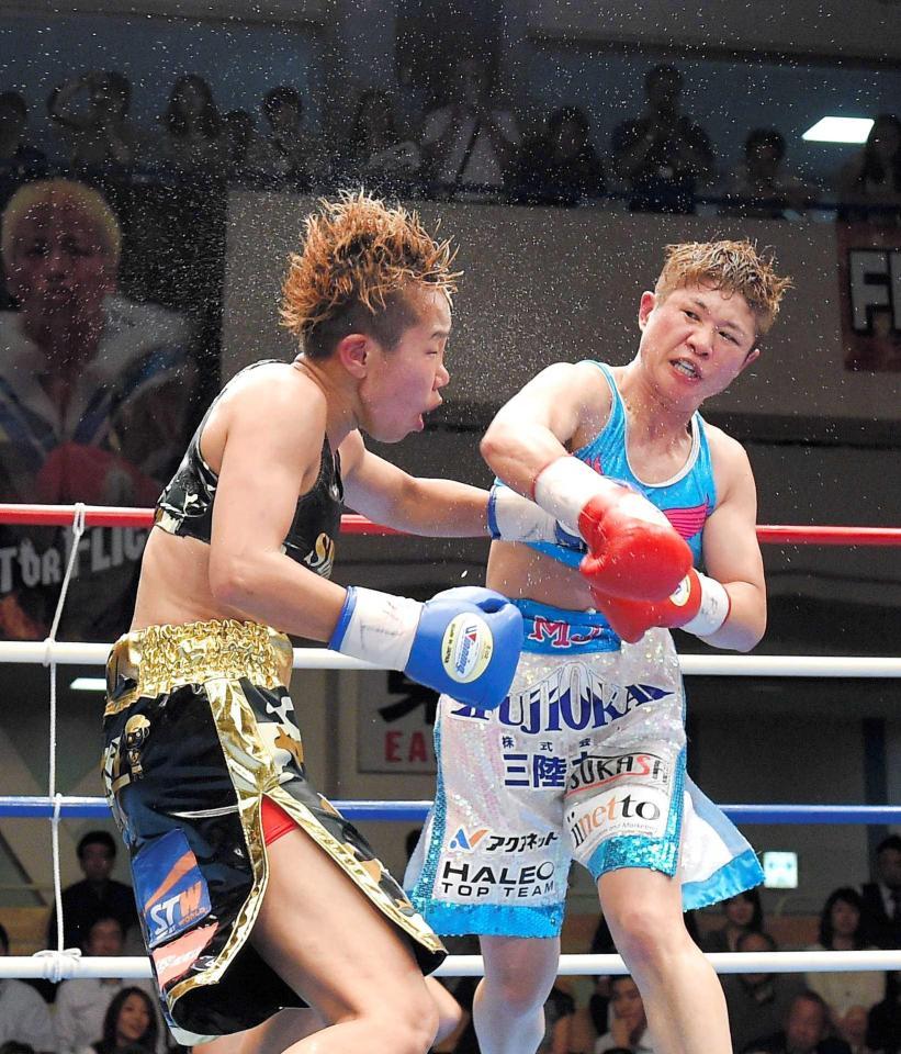 　１０回、パンチを出す藤岡奈穂子。左は真道ゴー