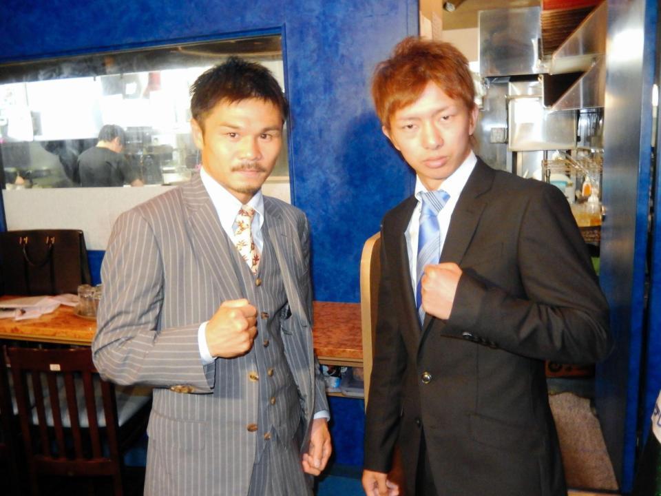 ８月に防衛戦を行う予定の田口良一（右）と河野公平