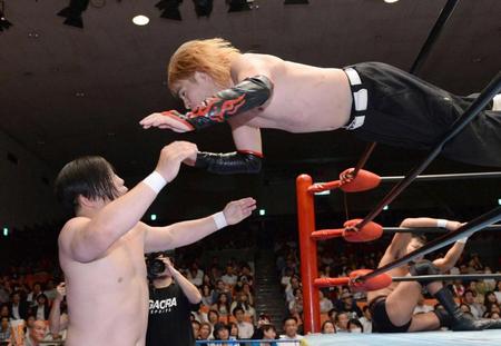 　佐藤光留（左）を攻める木高イサミ