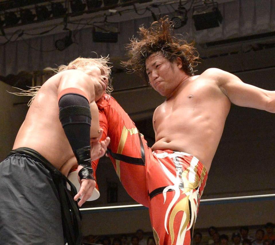 　真霜（左）にヒザ蹴りを見舞う宮原健斗