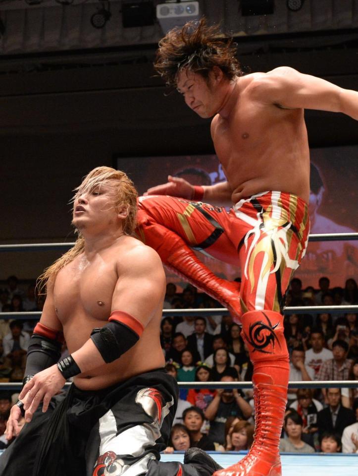 真霜（左）にヒザ蹴りを見舞う宮原健斗＝後楽園ホール