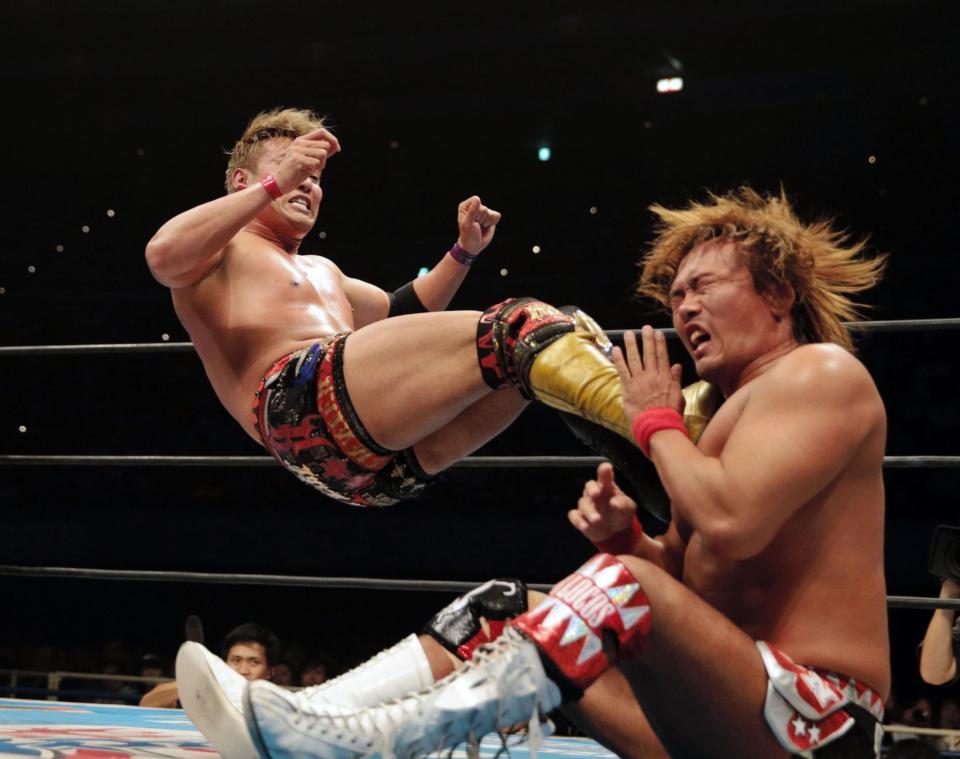 内藤哲也を攻め立てるオカダ・カズチカ（撮影・坂部計介）