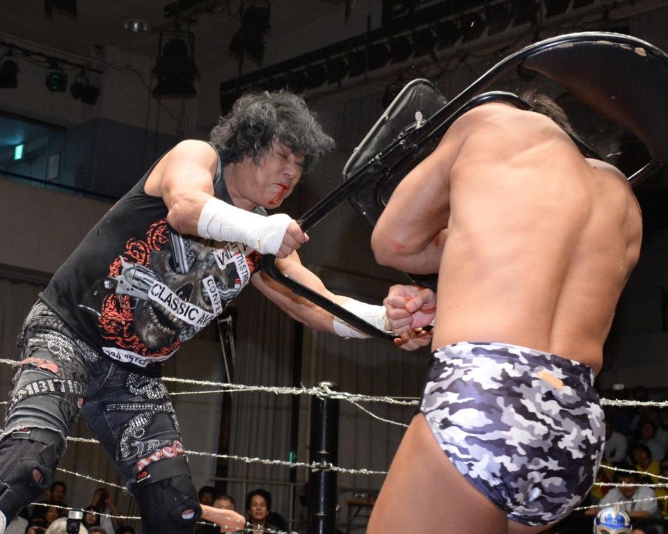 　船木誠勝（右）にイス攻撃を見舞う大仁田厚