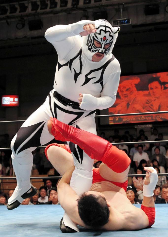 　「須麻比」でミノワマン（下）とデモンストレーションをする初代タイガーマスク