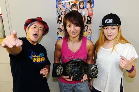 ＰＲに訪れた（左から）永波綾、山縣優、山下りな＝ＤＳ東京