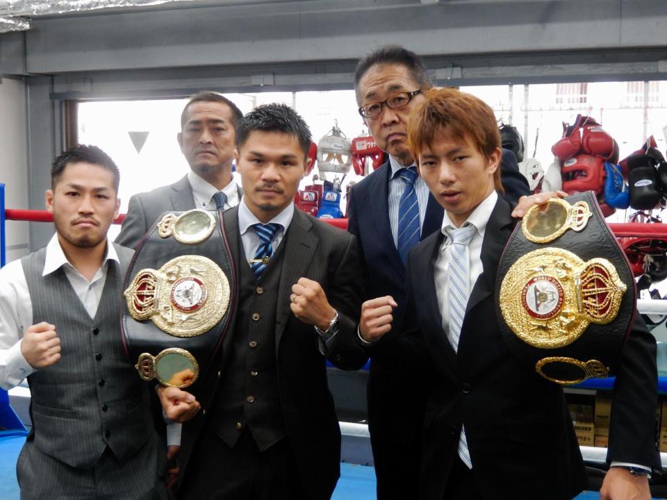 　世界戦を発表した（前列左から）宮崎亮、河野公平、田口良一（後列左から）井岡一法会長、渡辺均会長