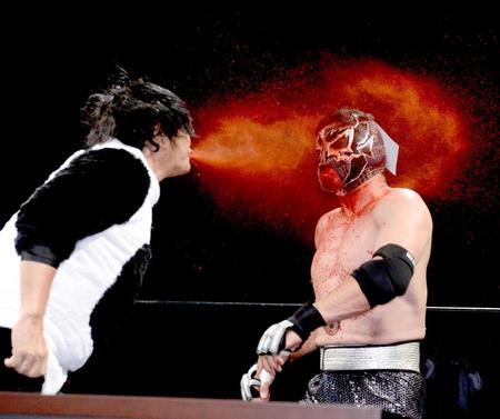 　ケンドー・カシン（右）に毒霧を見舞う大仁田厚