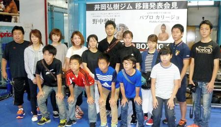 プロテストに一発合格し大家族に囲まれる澤井涼（後列左から５人目）、乃美（同７人目）姉妹