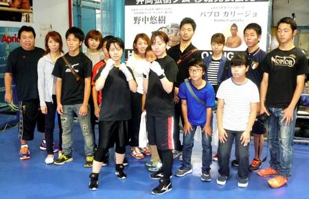 　プロテストに一発合格し大家族に囲まれる（前列左から）澤井涼、乃美姉妹