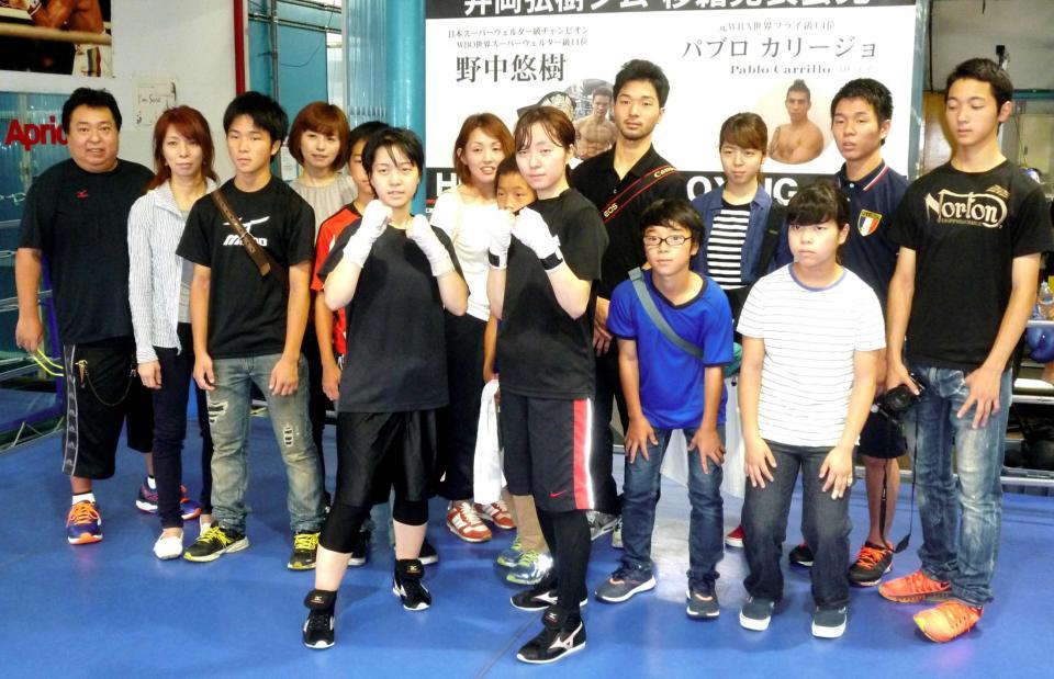 　プロテストに一発合格し大家族に囲まれる（前列左から）澤井涼、乃美姉妹