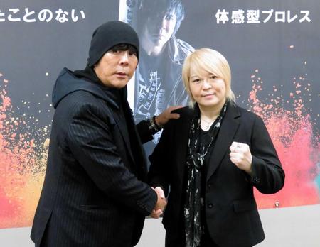 　新団体を設立し、握手を交わす大仁田（左）と堀田