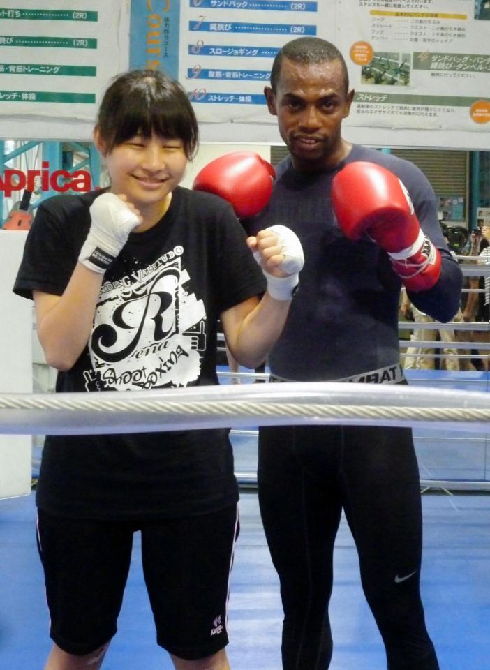 井岡弘樹ジムで練習する女子ボクサーとのツーショットに満足げなグスマン