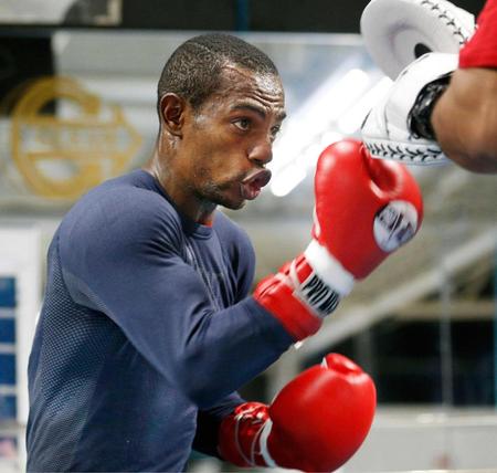 　練習を公開したグスマン