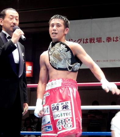 　勝利者インタビューを受ける粉川拓也