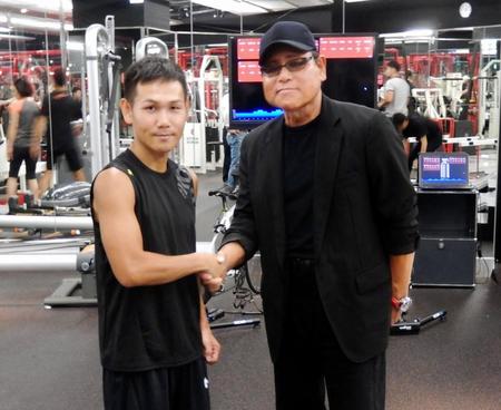 　トレーニングを打ち上げた高山（左）とケビン山崎氏