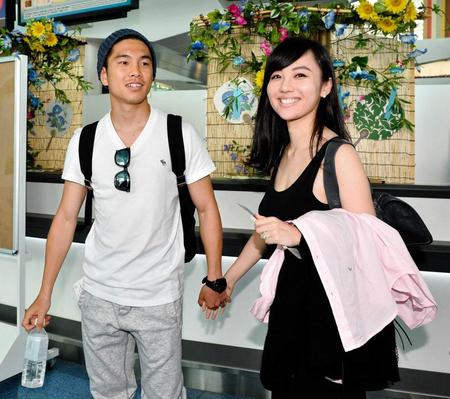 　仲良く婚前旅行に出発する井岡一翔（左）と谷村奈南