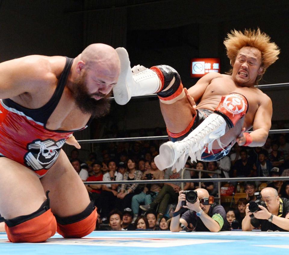 　マイケル・エルガン（左）にキックを見舞う内藤哲也