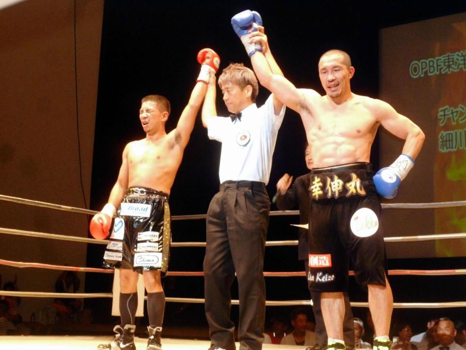 判定ドローで初防衛を果たした細川貴之（左）